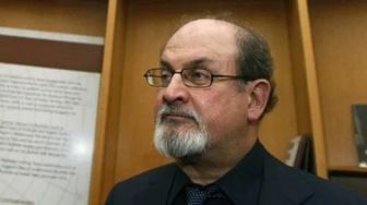 Deretan Kontroversi Salman Rushdie, Penulis Novel Ayat-Ayat Setan yang Baru Saja Ditikam
