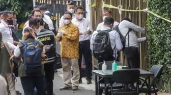 Tim Komnas HAM melakukan peninjauan di Rumah Dinas Irjen Ferdy Sambo di Duren Tiga, Jakarta Selatan, Senin (15/8/2022). [Suara.com/Alfian Winanto]