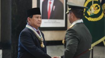 Prabowo Terima Empat Bintang Kehormatan Utama, Disematkan Panglima TNI dan Tiga Kepala Staf Angkatan