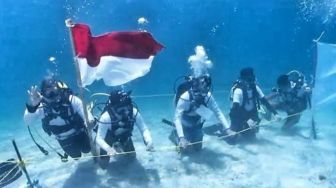 Bupati Luwu Utara Pimpin Upacara Pengibaran Bendera Merah Putih Dari Bawah Laut