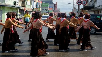 Sejumlah pelajar mengikuti gerak jalan di Kota Selatan, Kota Gorontalo, Gorontalo, Senin (15/8/2022). [ANTARA FOTO/Adiwinata Solihin/foc]
