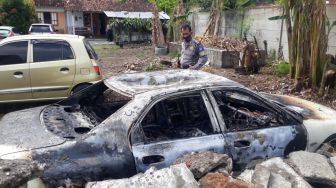 Terparkir Selama Lima Tahun, Mobil Honda Accord Tiba-tiba Terbakar di Asrama PU Kota Yogyakarta