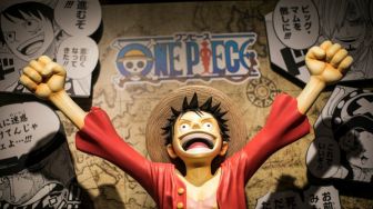 Bapak-bapak Ketahuan Nonton One Piece Episode Arc Arlong, Warganet: Perjalanan Masih Jauh