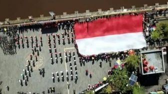 1.000 Bendera Merah Putih Berkibar di Waterfront City Pontianak