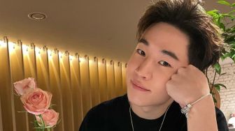 7 Gaya Kece Henry Lau, Sempat Bikin Rossa Gemetaran saat Makan Bareng