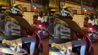 Sejoli Pakai Satu Jaket Berdua Saat Naik Sepeda Motor, Warganet: Kalau Jatuh Sehidup Semati