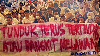 Sejumlah pegawai honorer di Pemprov Banten berunjuk rasa menuntut kepastian masa depan karir mereka di Kawasan Pemerintahan Provinsi Banten, di Serang, Senin (15/8/2022). [ANTARA FOTO/Asep Fathulrahman/foc]
