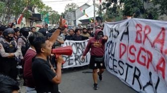 Galeri Foto Elemen Suporter Geruduk Mes Persis Solo, Tuntut Pemecatan Jacksen F Tiago