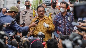 Komisioner Komnas HAM Choirul Anam memberikan keterangan pers usai melakukan peninjauan di Rumah Dinas Irjen Ferdy Sambo di Duren Tiga, Jakarta Selatan, Senin (15/8/2022). [Suara.com/Alfian Winanto]