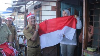 Rayakan HUT RI, 10.000 Bendera Merah Putih Dibagikan Gratis pada Warga Palembang