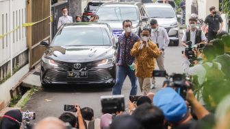 Komisioner Komnas HAM Beka Ulung Hapsara (kiri) dan Choirul Anam tiba di Rumah Dinas Irjen Ferdy Sambo di Duren Tiga, Jakarta Selatan, Senin (15/8/2022). [Suara.com/Alfian Winanto]