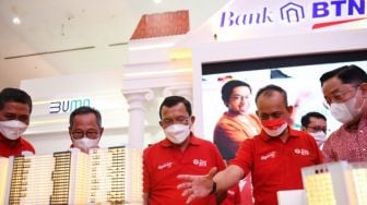 Dirjen Perumahan Kementerian PUPR, Iwan Suprijanto, Direktur Utama Bank BTN, Haru Koesmahargyo, Wakomut Bank BTN, Iqbal Latanro, Komisioner BP Tapera, Adi Setianto, dan Dirut SMF, Ananta Wiyogo membuka Indonesia Properti Expo 2022, Jakarta, Sabtu (13/8/2022). (Dok: BTN) 