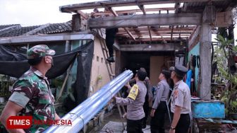 Cuaca Ekstrim Rusak 25 Rumah, Polres Malang Salurkan Bantuan
