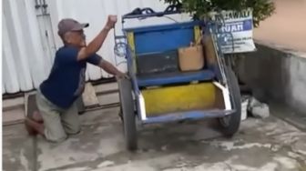 Video Viral Bikin Terenyuh, Pebecak Tua Kelaparan hingga Susah Berdiri Nangis saat Dikasih Makan