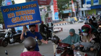 Sejumlah pengendara sepeda motor mengantre untuk mendapatkan BBM gratis jenis Pertalite di SPBU Rabam, Kendari, Sulawesi Tenggara, Selasa (16/8/2022).  ANTARA FOTO/Jojon
