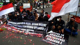 Sejumlah mahasiswa yang tergabung dalam Mahasiswa Peduli Keadilan (MPK) melakukan aksi damai untuk keadilan Brigadir J di Tugu Kujang, Kota Bogor, Jawa Barat, Selasa (16/8/2022).  ANTARA FOTO/Arif Firmansyah