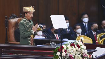 Presiden Joko Widodo memberikan salalam saat menghadiri Sidang Tahunan MPR dan Sidang Bersama DPR - DPD Tahun 2022 di Gedung Nusantara, Kompleks Parlemen, Senayan, Jakarta, Selasa (16/8/2022). ANTARA FOTO/Galih Pradipta