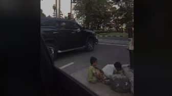 Bocah di Mobil Pandangi Pemulung Cilik di Jalanan, Netizen Komentari Perbandingan Nasib
