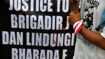 Sejumlah mahasiswa yang tergabung dalam Mahasiswa Peduli Keadilan (MPK) melakukan aksi damai untuk keadilan Brigadir J di Tugu Kujang, Kota Bogor, Jawa Barat, Selasa (16/8/2022).  ANTARA FOTO/Arif Firmansyah