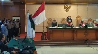 Sambil Kepalkan Tangan dan Cium Bendera Indonesia, Bahar Smith Divonis 6 Bulan Penjara: Hidup Keadilan!