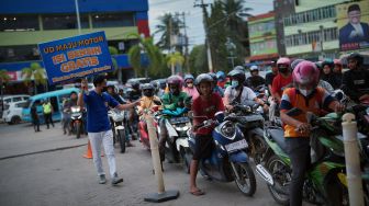 Sejumlah pengendara sepeda motor mengantre untuk mendapatkan BBM gratis jenis Pertalite di SPBU Rabam, Kendari, Sulawesi Tenggara, Selasa (16/8/2022).  ANTARA FOTO/Jojon
