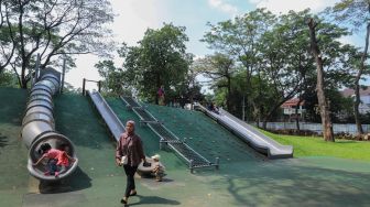 Sejumlah warga beraktivitas di Tebet Eco Park, Jakarta Selatan, Selasa (16/8/2022). [Suara.com/Alfian Winanto]