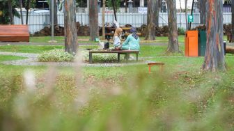 Sejumlah warga beraktivitas di Tebet Eco Park, Jakarta Selatan, Selasa (16/8/2022). [Suara.com/Alfian Winanto]