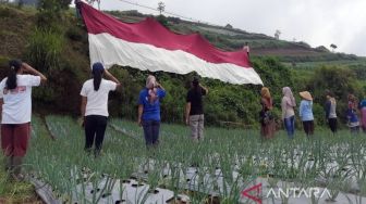 Unik! Sambut Hari Kemerdekaan Indonesia, Warga Lereng Gunung Merbabu Bentangkan Bendera Merah Putih Raksasa