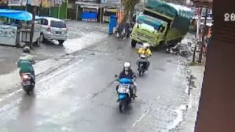 Video Detik-detik Mengerikan Saat Truk Alami Rem Blong Mengamuk Tabrak Dua Pengendara Motor di Lampung