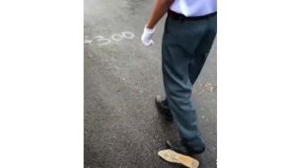 Video Viral Petugas Baris-Berbaris Tetap Bersikap Sempurna Meski Sepatunya Jebol di Jalan