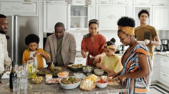 4 Hal yang Harus Diperhatikan Saat Tinggal dengan Orang Tua Sesudah Menikah
