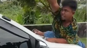 Gelantungan di Kap, Preman Diangkut Mobil Innova ke Markas TNI, Perekam Video: Tentara Itu, Matilah Kau!