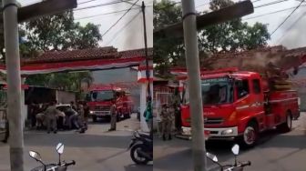 Warga Gotong Royong Angkat Mobil yang Halangi Truk Pemadam Kebakaran, Endingnya Tak Diduga