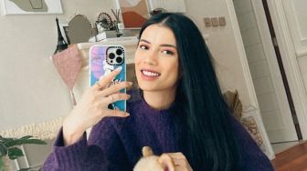 Sabrina Chairunnisa Ikut One Hand Lipstick Challenge, Perkara Ini Bikin Waswas