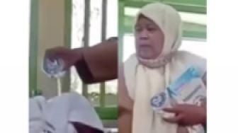 Viral, Guru Siram Murid Pakai Air Gegara Menulis Sambil Tiduran di Meja