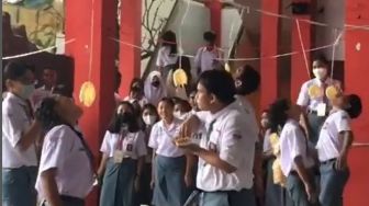 Video Viral Siswa SMA Santuy Makan Nasi Kotak saat Ikut Lomba Makan Kerupuk di Sekolah