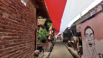 Sambut HUT RI, Warga Kampung di Tegal Ini Pasang Bendera Merah Putih Panjang 150 Meter, Dijahit Selama Tujuh Hari