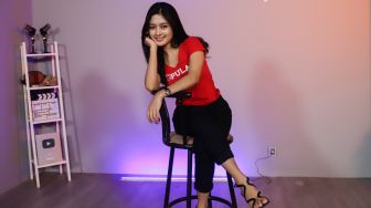 Peserta finalis Miss Popular 2022 season 3, Miranda berpose saat mengunjungi Kantor Redaksi Suara.com di Jakarta Selatan, Selasa (16/8/2022). [Suara.com/Alfian Winanto]