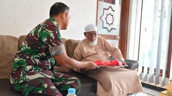 Jelang Upacara HUT ke-77 RI, Danrem 074/Warastratama Serahkan Bendera Merah Putih ke Ustaz Abu Bakar Ba'asyir