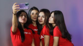 Peserta finalis Miss Popular 2022 season 3 berswafoto saat mengunjungi Kantor Redaksi Suara.com di Jakarta Selatan, Selasa (16/8/2022). [Suara.com/Alfian Winanto]