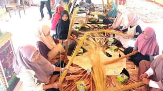 Nagari Pakan Rabaa Latih Kaum Ibu dengan Keterampilan