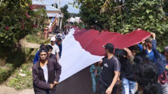 Sahabat Bonto Lojong Bersama Warga Desa Ujung Bulu Arak Bendera 77 Meter