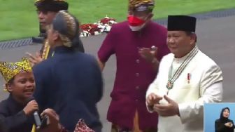 Disaksikan Jokowi, Prabowo Joget-joget di Istana Merdeka Saat HUT ke-77 RI: Izin Presiden!
