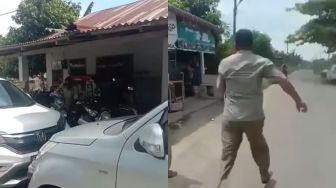 Emak-Emak Pergoki Pria yang Diduga Hendak Curi Sepeda Motor, Langsung Teriak: Maling!