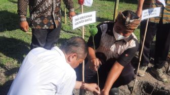 Jadikan Pusat Budidaya Kertas Dluwang, Pokdarwis Desa Sumbermulyo Tanam 77 Bibit Pohon Glugu