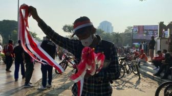 Peringatan Hari Kemerdekaan, Pedagang Bendera Kecil di Monas Laris Manis