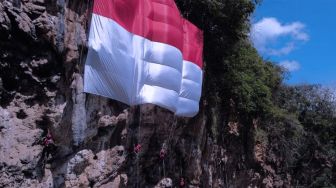 Bendera Merah Putih Raksasa Berkibar di Lembah Kera Malang