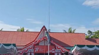 Momen Heroik Pelajar Panjat Tiang Demi Perbaiki Tali Bendera Merah Putih yang Tersangkut