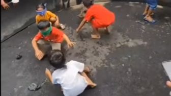 Video Viral Lomba Unik 17-an, Bocah-bocah Lucu Tangkap Bebek dengan Mata Tertutup