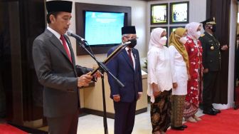 Pimpin Apel Kehormatan dan Renungan Suci di TMP Kalibata, Jokowi: Hormat Sebesar-besarnya Kepada Pengorbanan Pahlawan